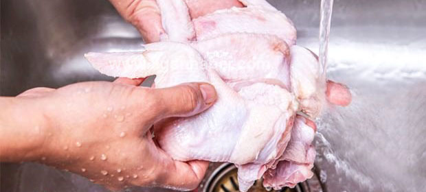 Araştırma Sonuçlarına Göre Çiğ Tavuk Yıkamak Ölümcül Olabiliyor?
