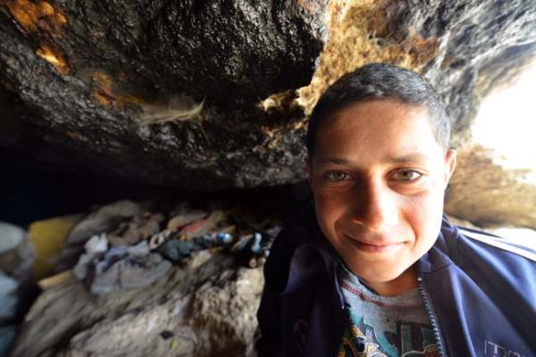 Üçyüz yıl önce askere gitmemek için Negev çölüne göç eden Filistinli bedeviler mağaralarda yaşıyor...