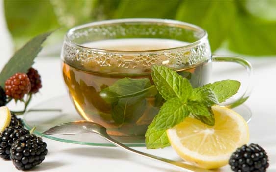 Yeşil çay
Karaciğeri temizlemek için yeşil çayın harika bir bitki olduğu kanıtlanmıştır. Ayrıca alkolle gelen zararlardan, tümörlerden ve hepatitten korunmak için harikadır.
İçeriğindeki kateşin doğal olarak kanser ile savaşır ve karaciğerde biriken yağların çözülmesine yardımcı olur.