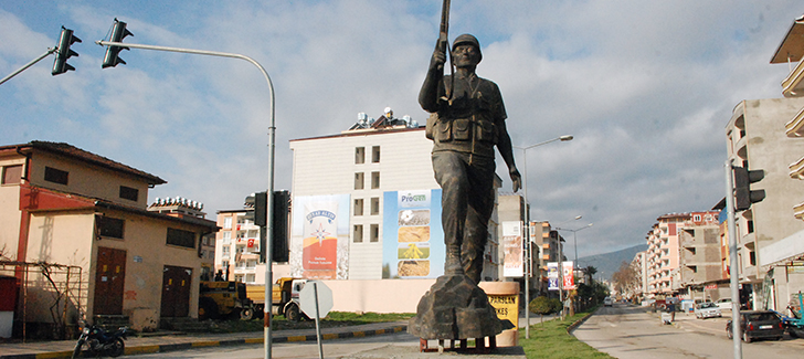 Başkan Yavuz Reyhanlı Kavşağına Mehmetçik Anıtı Dikti