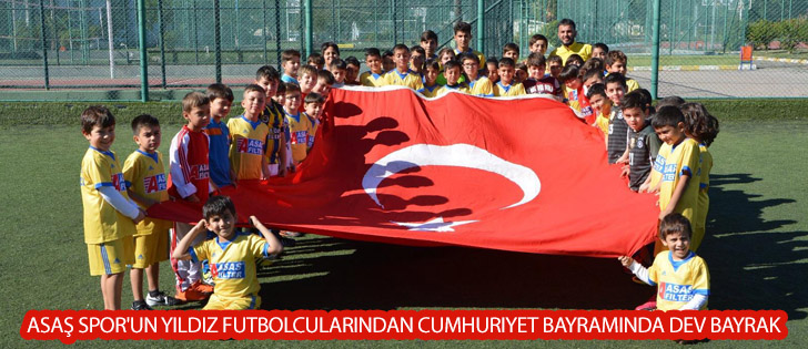 Asaş Spor'un Yıldız Futbolcularından Cumhuriyet Bayramında Dev Bayrak