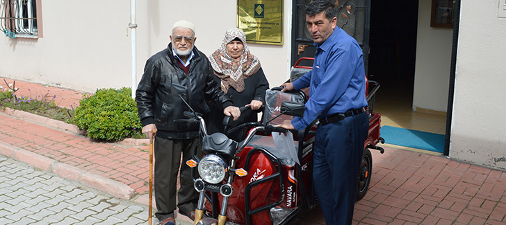 Rabia Nine Kullanmadığı Şarjlı Bisikleti, Şehitler Derneğine Bağışladı