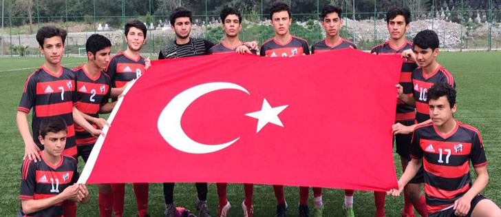 Gençler Türk Bayrağı Açtı