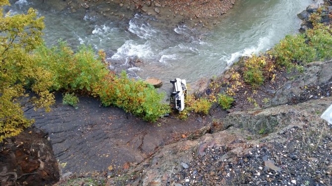 Otomobil Uçurumdan Irmağa Düştü: 3 Ölü