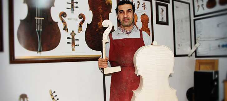 Belçikalı Sanatçının Viyolonseli İskenderunlu Luthierden