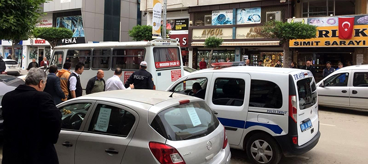 Trafik Polisi Minibüse Çarptı