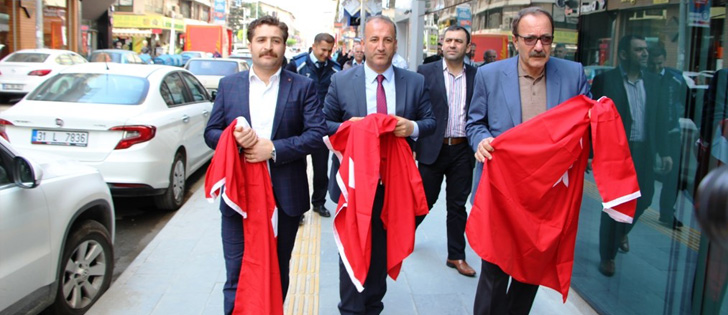 İskenderun Belediyesi Esnafa Türk Bayrağı Dağıttı