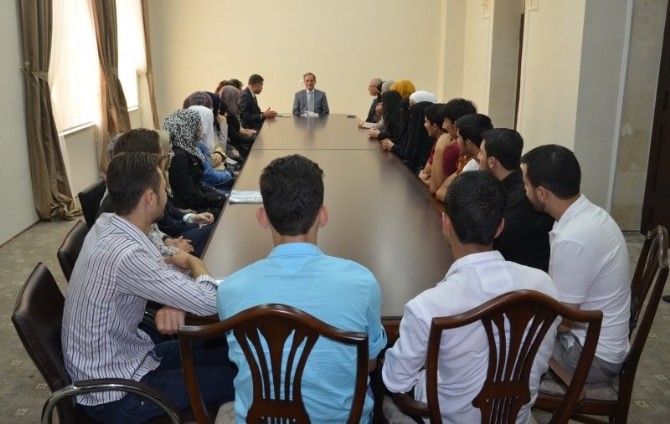 Vali Tapsız,Suriyeli Öğrencileri Kabul Etti