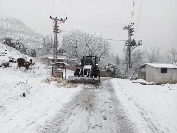 Hassa’da kar yağışı nedeniyle ahır çöktü, 10 hayvan telef oldu