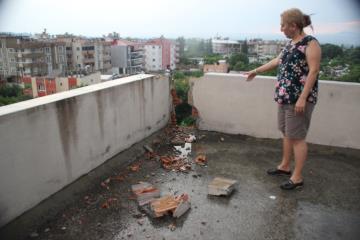 Erzin'de Binanın Çatısına Yıldırım Düştü