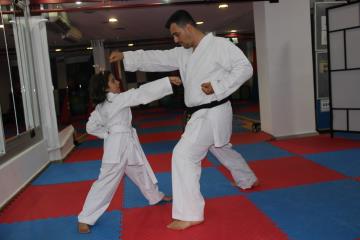 Ailesini Korumak İçin Karate Öğreniyor!