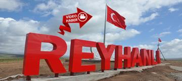 Bayrak Tepe'ye Dev Türk bayrağı ve Işıklı 'Reyhanlı' Tabelası