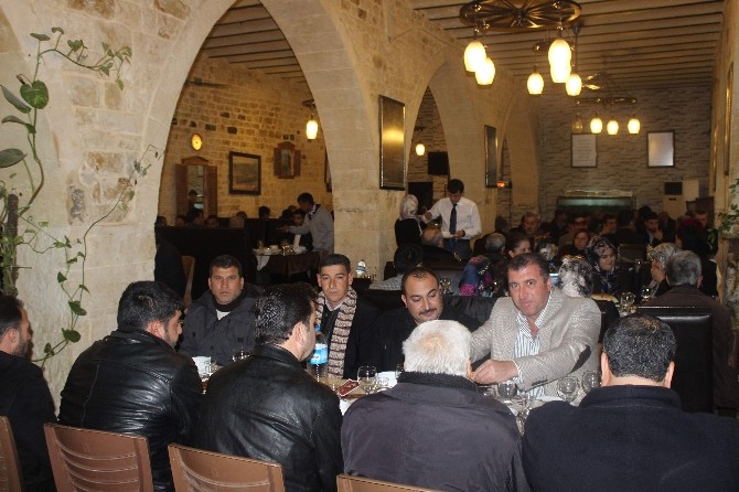 MHP'li Mehmet Yün, Partilileri İle Yemek Fotoğrafları