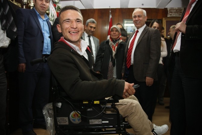 Adana Engellilerin Elinden Tutuyor ve Onlara Ücretsiz Yardım Ediyor!