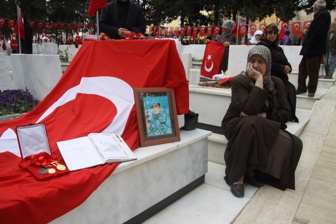 Gaziantep'te Bu Anlamlı Günde Şehit Aileleri Mezarlıklara Akın Etti