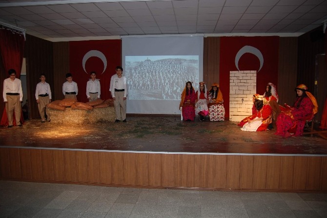 Ortaokul Öğrencilerinden Muhteşem Çanakkale Zaferi Tiyatrosu