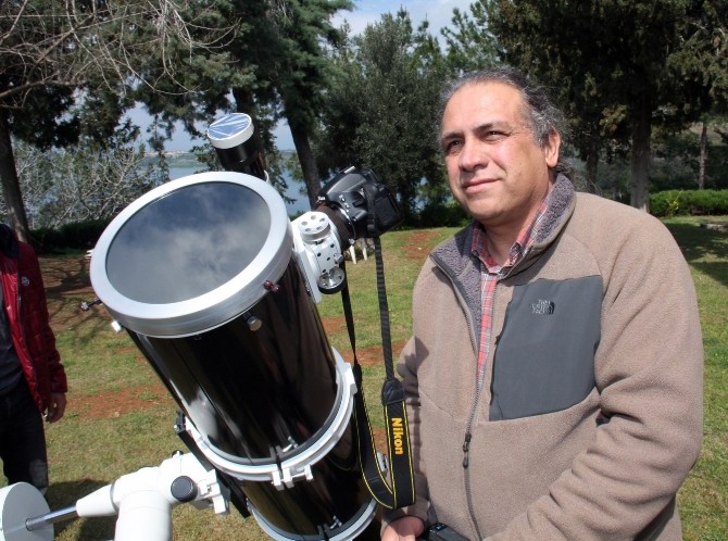 Kimi Teleskopla Kimisi Elinde Kara Cam'la Güneş Tutulmasına Baktı