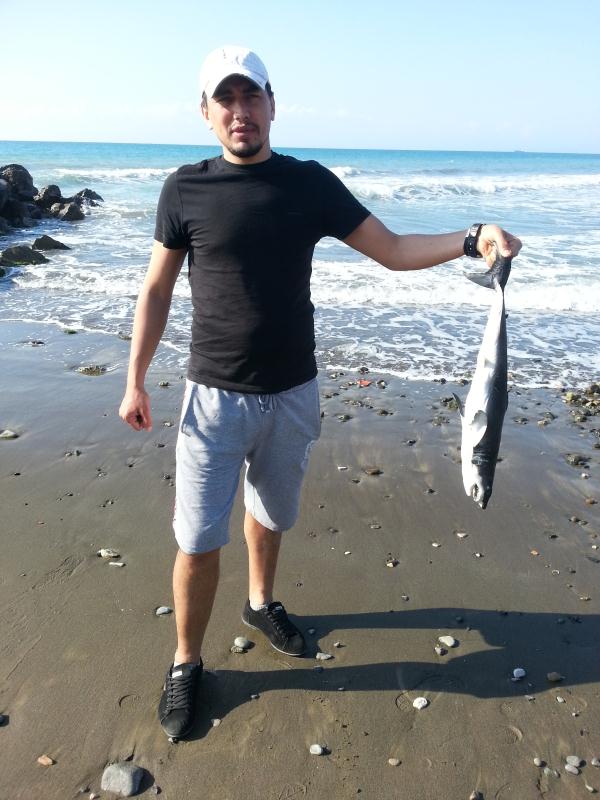 Elinde köpek balığını tutan kişi Mehmet Bozoğlan tarafından zıpkınla avlanan deniz ürünlerine inanamayacaksınız.