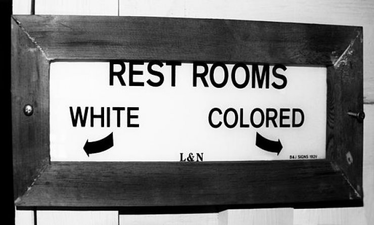 Tuvaletlerdeki ırkçılık. Beyazlar soldan, siyahiler sağdan gidiyor.