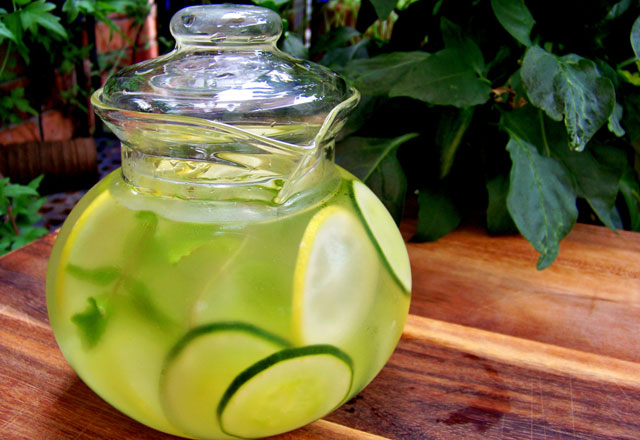 7-Yeşil limon detoksu
Limonun suyunu sıkın ve salatalıkları rendeleyin. Özellikle yazın sizi çok rahatlatacak.