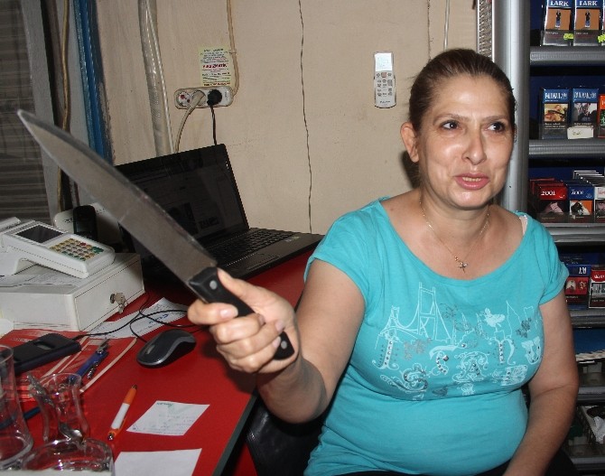 Kadın Esnaf,Tabancalı İki Gaspçıyı Bıçakla Kovaladı