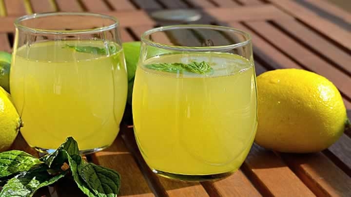Limon suyu
Her gün karaciğerinizi temizlemek ve sindirimi arttırmak için ılık su ile limon suyu için. Bir bardak limonlu ılık su boş mideye alındığında karaciğerdeki toksinlerin elenmesine yardımcı olur. Metabolizmanızı geliştirir, sağlıklı sindirimi destekler ve kabızlığı önler.