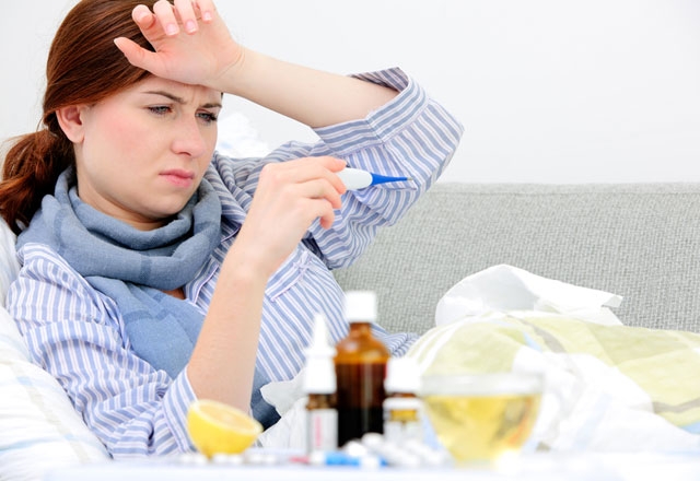 Domuz gribinin (A/H1N1) belirtileri nelerdir?
Domuz gribinin belirtileri, insanlarda görülen grip belirtilerine benziyor. Bunlar; ateş, öksürük, boğaz ağrısı, yaygın vücut ağrısı, baş ağrısı, üşüme ve yorgunluk gibi belirtileri içermekte. Bazı vakalarda kusma ve ishal de görülebiliyor.