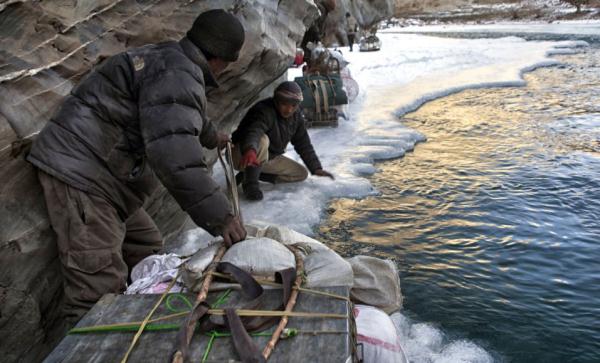 Yerel dilde “Yüksek Geçitler” ülkesi anlamına gelen Ladakh bölgesinde yaşayan aile, en yakın hastaneye gitmek için dondurucu havada yaklaşık 75 km yol yürüdü.