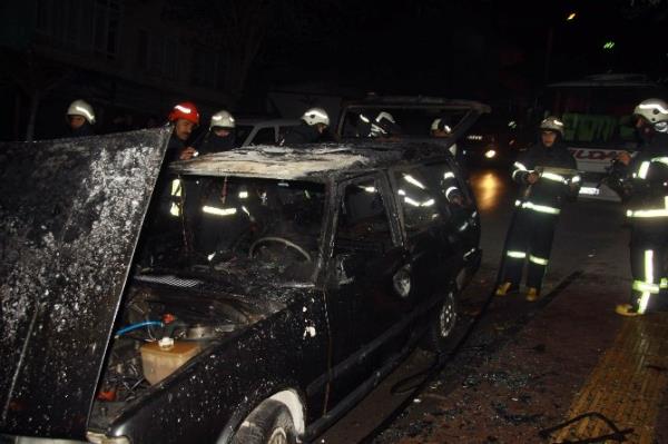 Gaziantep'te Bir Otomobil Gece Saatlerinde Yandı