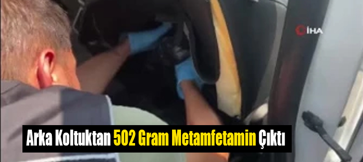 Otomobilin yolcu koltuğunun arkasındaki zuladan 502 gram metamfetamin çıktı