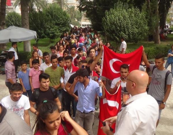 Hatay'da Gençler 'Şehitleri Anma Yürüyüşü' Yaptı