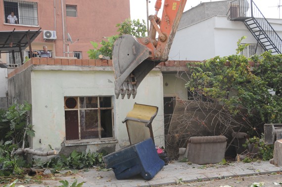 Yenişehir'de Terk Edilmiş Binalar Yıkılıyor