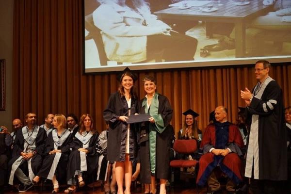 Dekan Anneden İşletme Mezunu Kızına Diploma