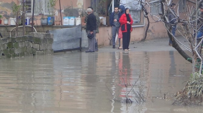 Hatay'da Sağanak Yağış Caddeleri Nehre Döndürdü
