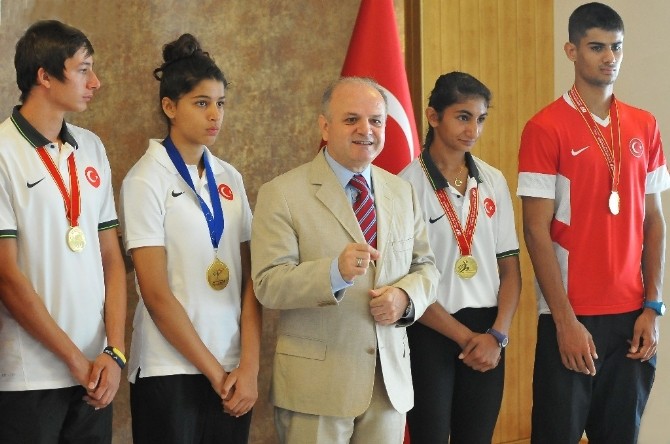 Vali Çakacak'tan Şampiyon Sporculara Ödül