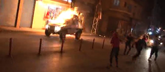 Adana'da PKK Sempatizanları Yol Kesip, Polis Aracı Yaktı