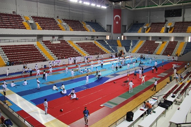 Eskrim Yıldızlar A Türkiye Şampiyonası Mersin'de Başladı