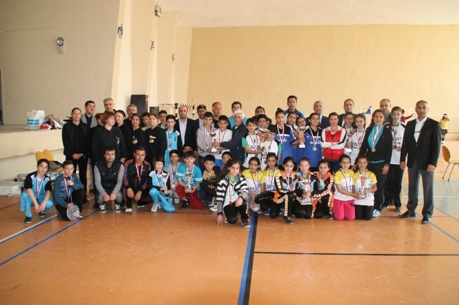 Adana'da Düzenlenen Okullararası Küçükler Badminton İl Birinciliği
