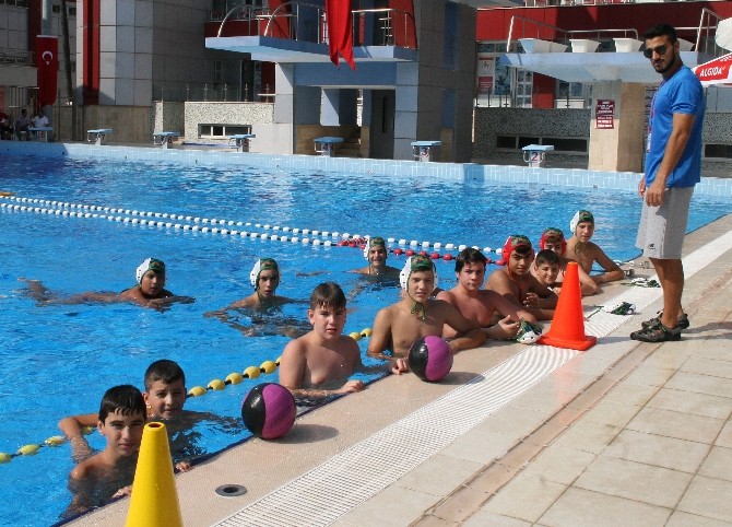 Minik Erkekler Sutopu Türkiye Şampiyonası Adana'da Başladı