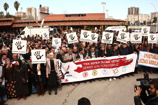 Adana'da Uyuşturucuya Karşı Sessiz Protesto