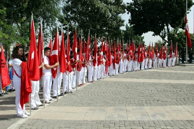 Gazileri Anma Töreninde Türk Bayrağı Taşıyan Kız Öğrenci Bayıldı