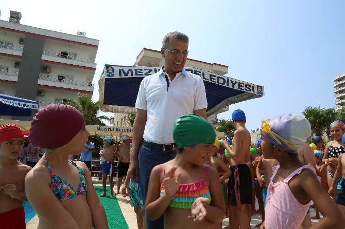 Mezitli Belediyesi'nin Eğitim Havuzlarında Yüzme Öğrenen Çocuklar Sertifika