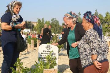 Hatay'da ilk bayram ziyareti deprem mezarlığına oldu