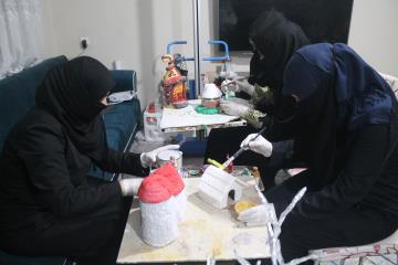 Suriyeli kadınlar atıklardan hediyelik eşya üretiyor
