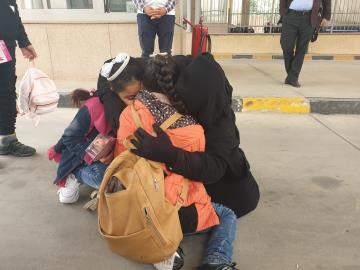 Iraklı anne Suriye'deki çocuklarına sınırda kavuştu