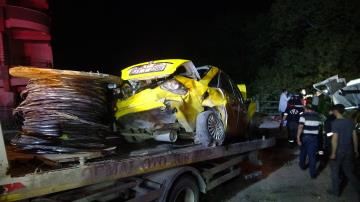 4 kişinin can verdiği kazada hasar gören araçlar vinç ile kaldırıldı