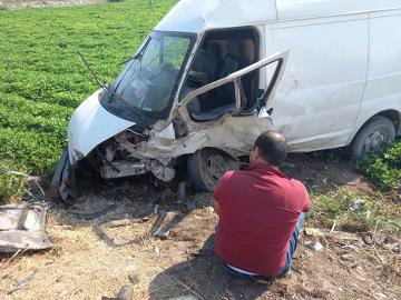Samandağ'da otomobil ile minibüs kafa kafaya çarpıştı: 3 yaralı