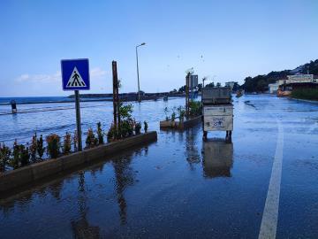 Samandağ'da yollar sular altında kaldı, evleri su bastı