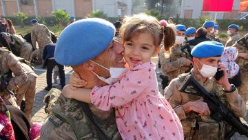 Suriye görevinden dönen komandolar evlatlarını öpücüklere boğdu