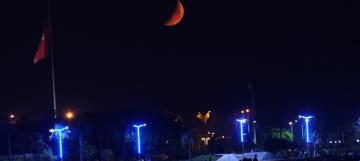 İskenderun’da Yarım Ay kartpostallık manzara oluşturdu